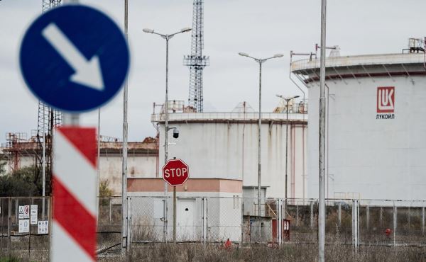 Reuters узнал о переговорах конкурентов Carlyle по активам ЛУКОЙЛа