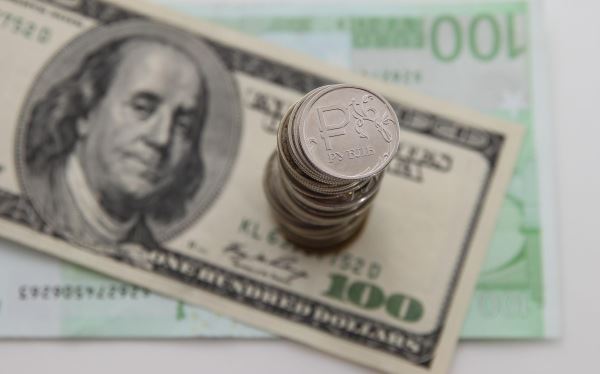 ЦБ оставил курс доллара на 20 февраля ниже ₽77