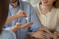 В России захотели ввести безналичный расчет при сделках с недвижимостью