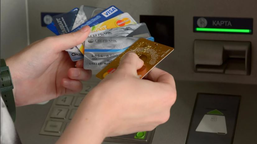 Володин спросил подписчиков о лимите банковских карт на человека в России