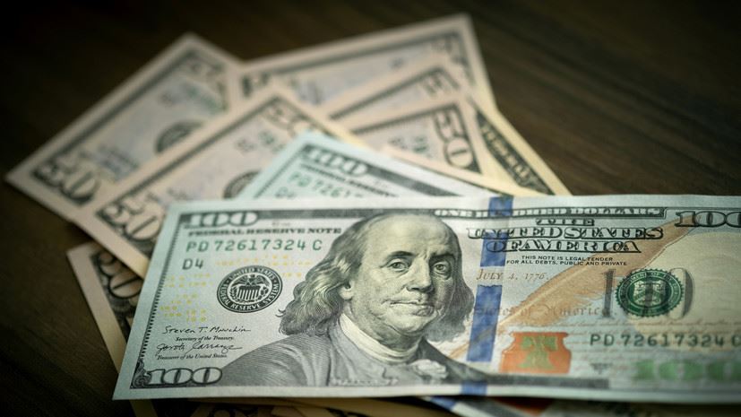 Экономист Зельцер: доллар будет стоить более 80 рублей до июня